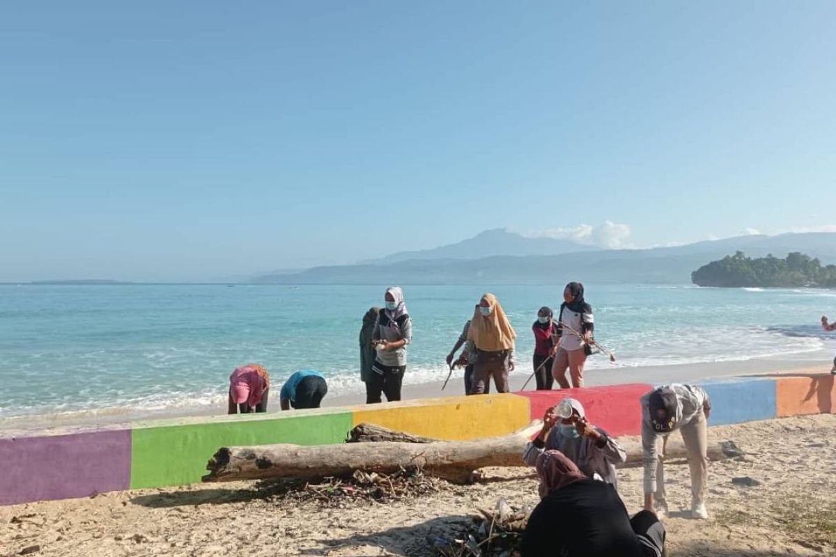 Wakil Bupati Pesisir Barat ajak masyarakat jaga kebersihan pantai