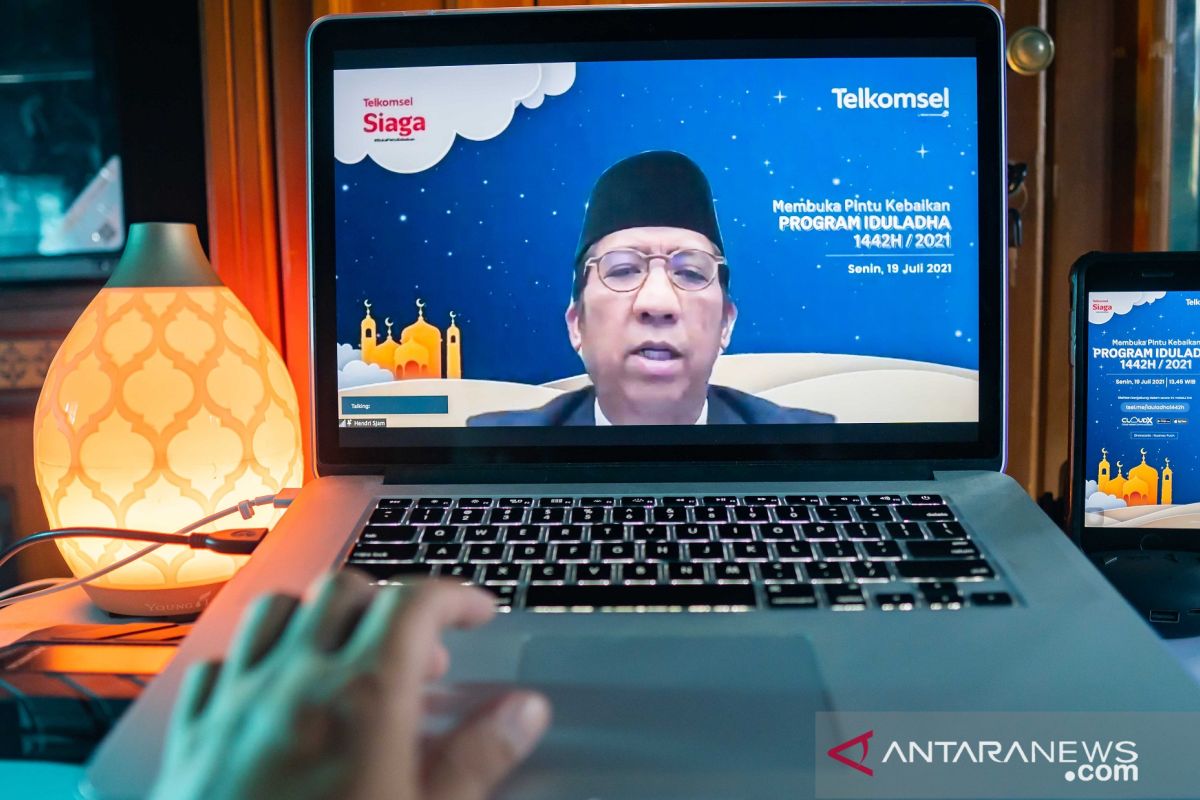 Telkomsel Salurkan Bantuan 906 Ekor Hewan Kurban