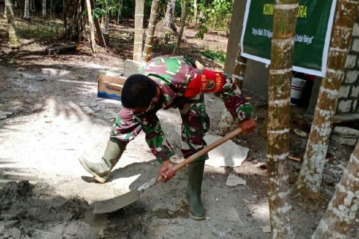 Koramil Kemtuk Gresi bangun jamban MCK warga