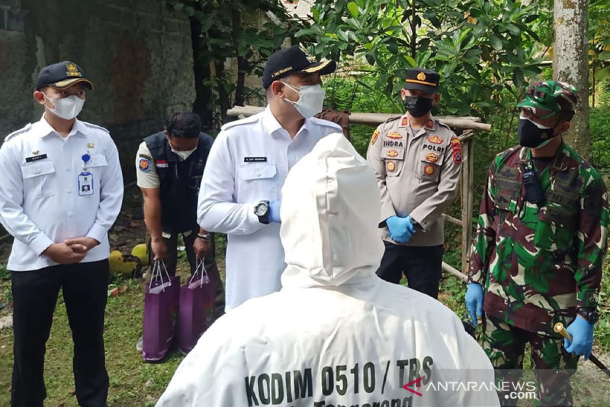 Petugas gabungan bagikan paket obat gratis untuk warga di Tangerang