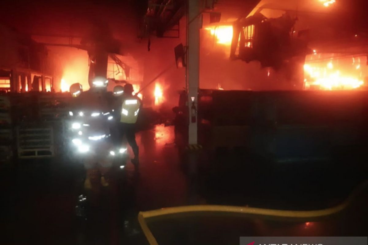 Sebuah pabrik di Kelapa Gading Jakarta terbakar