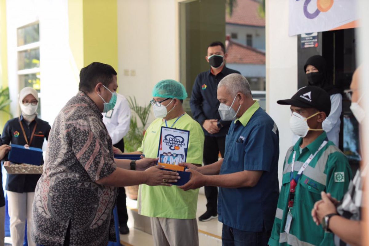 East Java's healthcare  workers offered Kimia Farma's 5,500 supplement packages