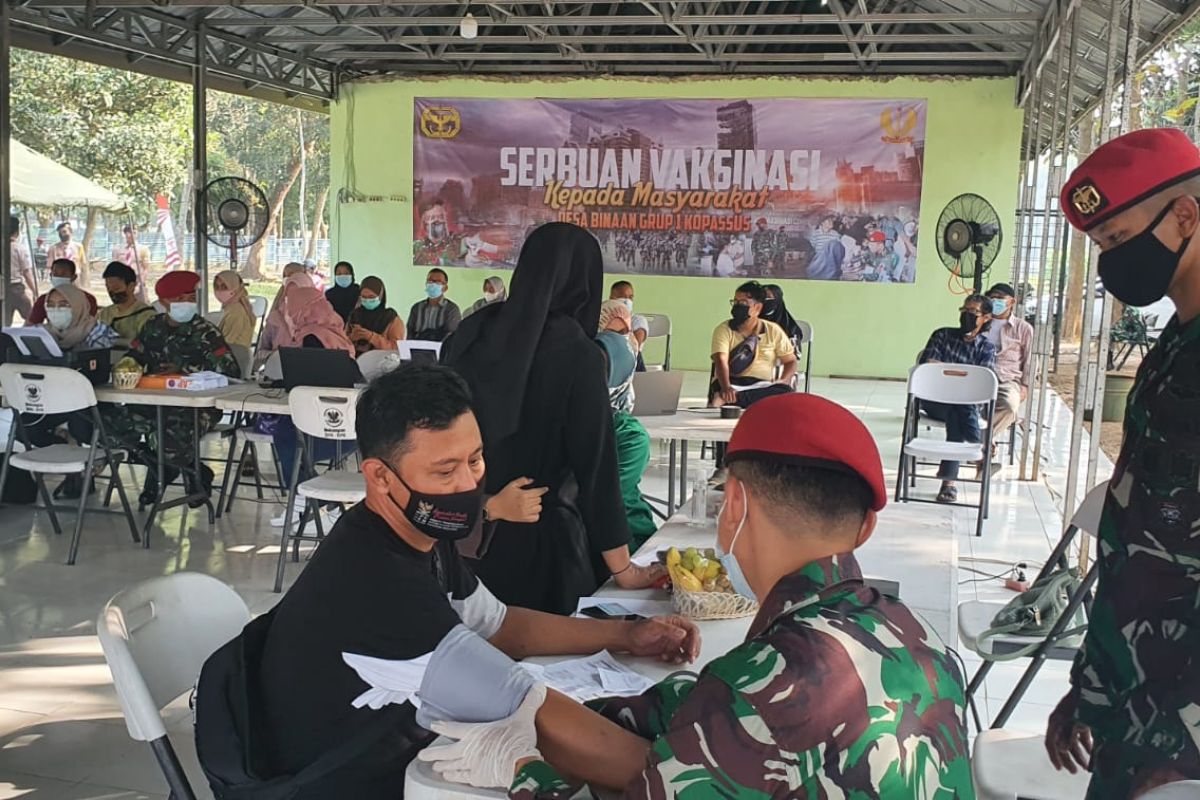 Kopassus gelar vaksinasi COVID-19 untuk 500 warga desa binaan di Kota Serang