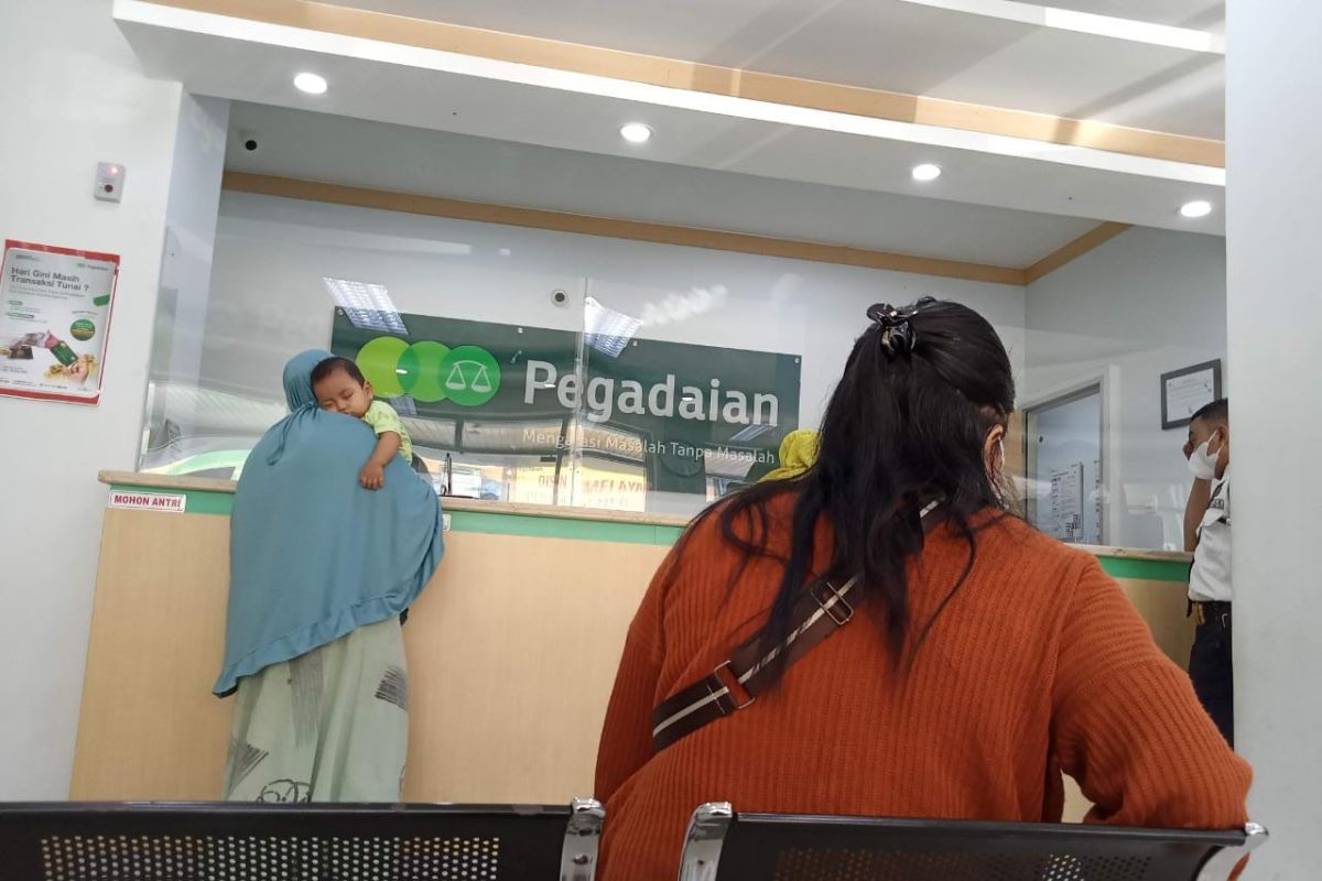 Pelemahan nilai rupiah memicu aksi tebus di Pegadaian Makassar