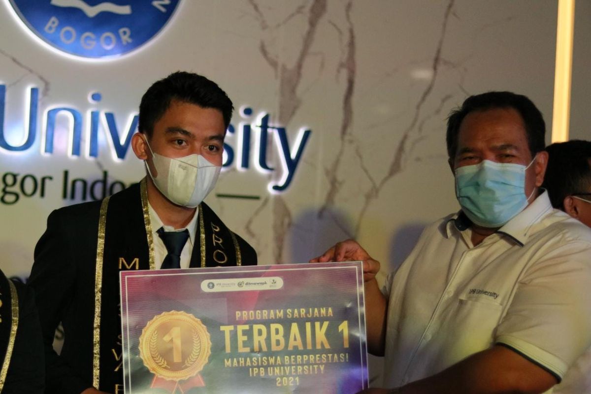 Imam Nuryawan raih predikat mahasiswa berprestasi IPB University 2021