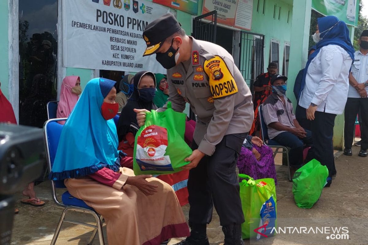 Kapolda Jambi bagikan ratusan paket sembako di daerah rawan karhutla