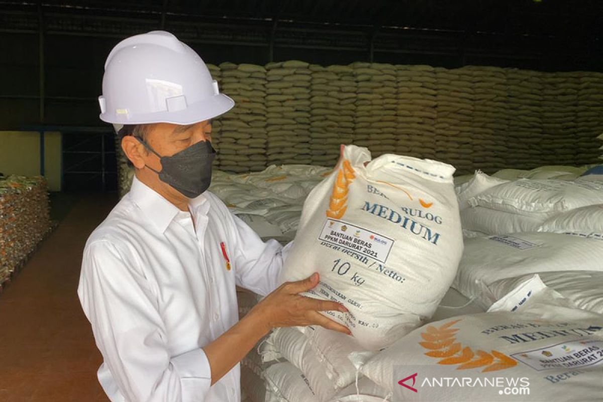Presiden Jokowi cek stok beras di gudang Bulog Jakarta Utara