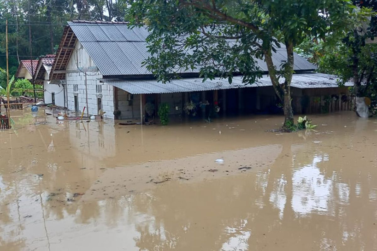 BMKG sebut gangguan cuaca akibatkan banjir di Jeruklegi Cilacap