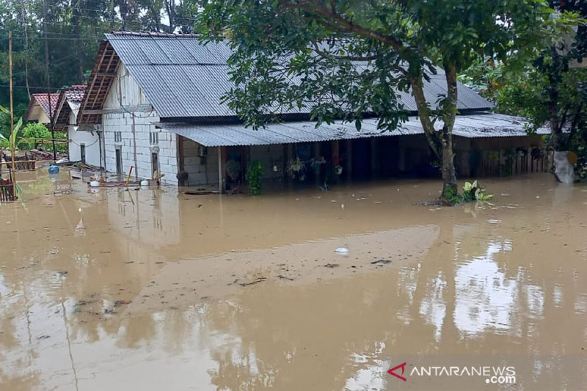 BMKG: Gangguan cuaca akibatkan banjir di Jeruklegi Cilacap