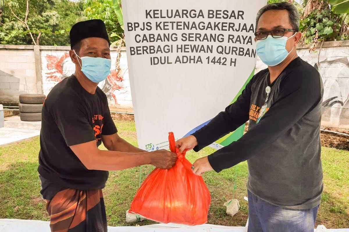 BPJAMSOSTEK Cabang Serang bagikan daging Kurban ke warga kurang mampu