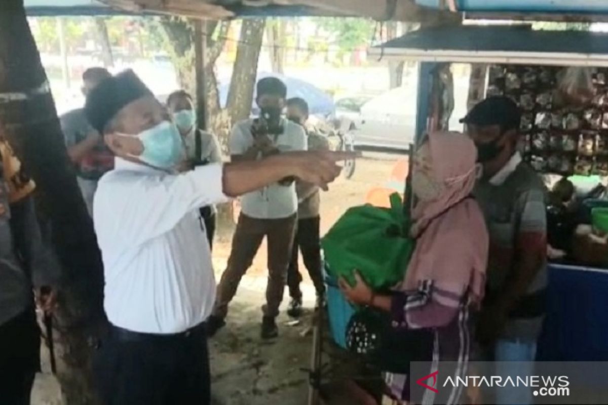 Bupati Merangin salurkan bantuan sosial COVID-19 kepada UMKM