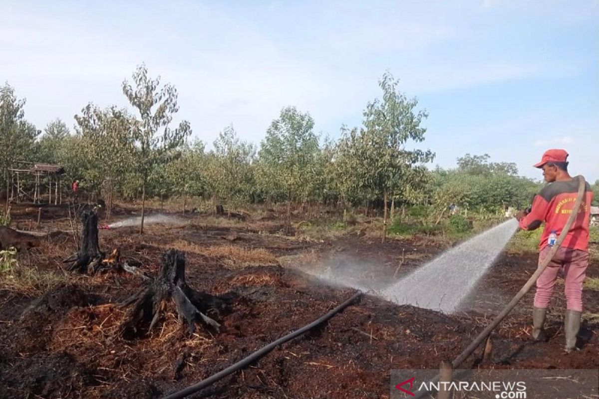 Tim RPK Arara Abadi-masyarakat padamkan karhutla di Meranti