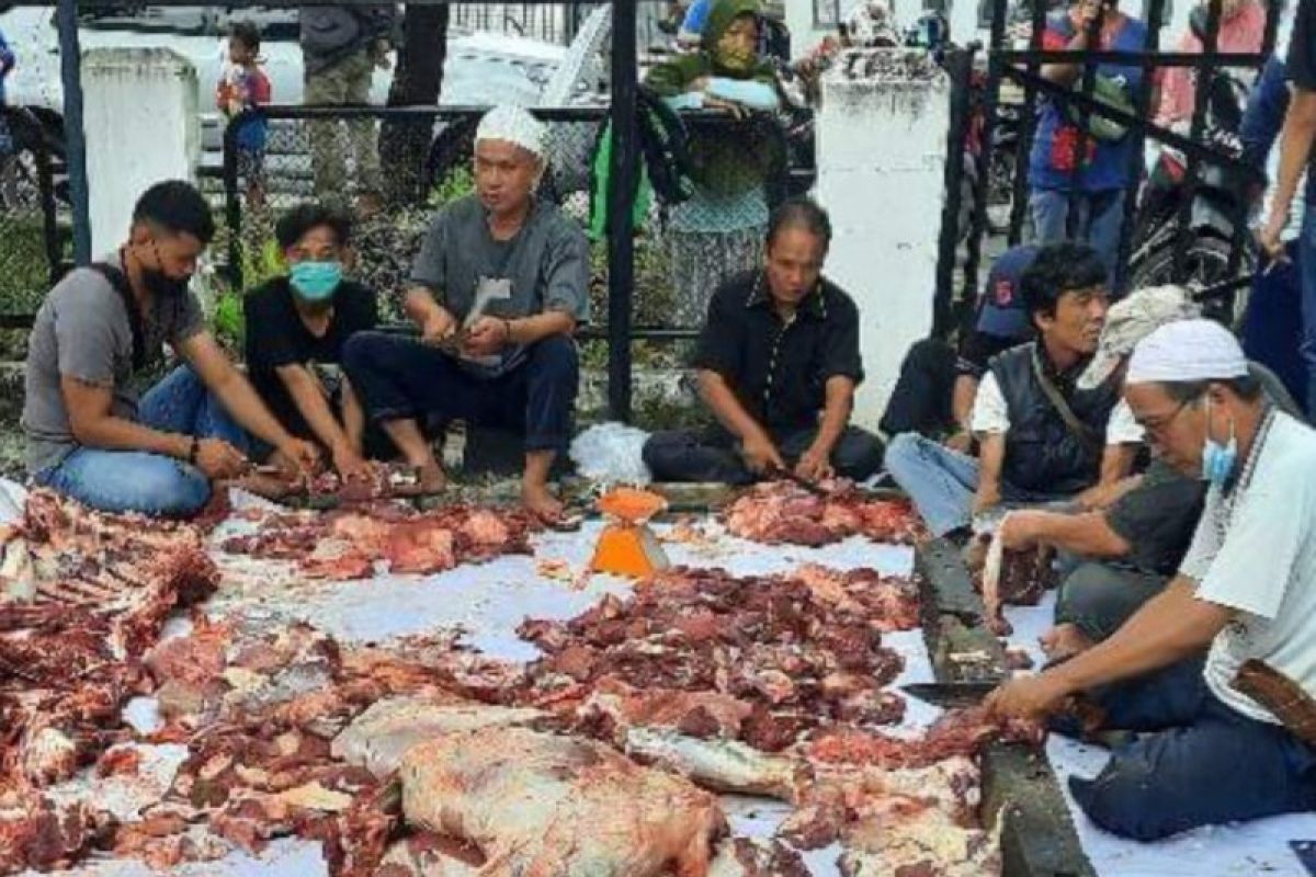 PWI Sumsel bagikan daging kurban ke tukang becak