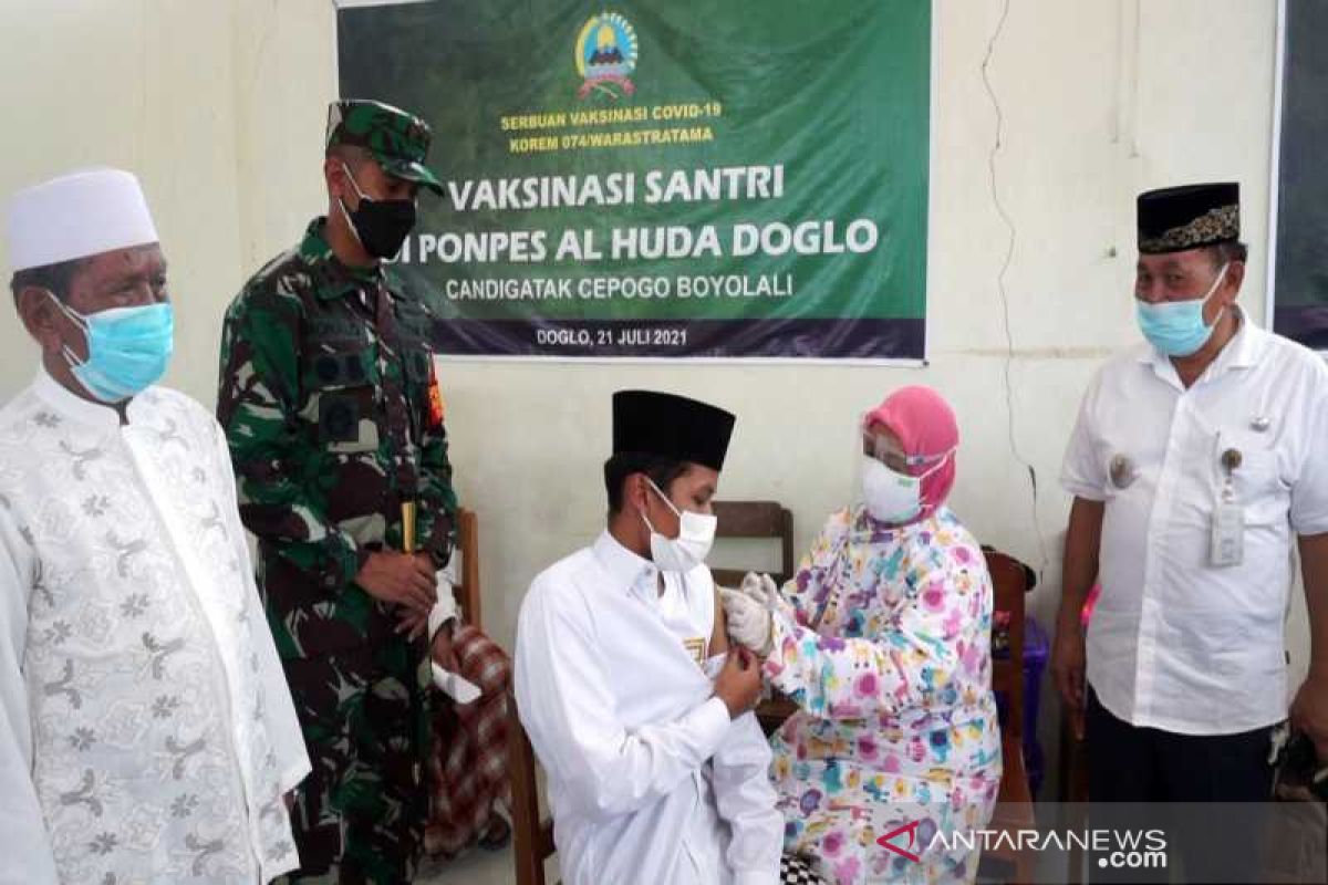 Cegah COVID-19, ratusan santri di Boyolali ikut vaksinasi massal