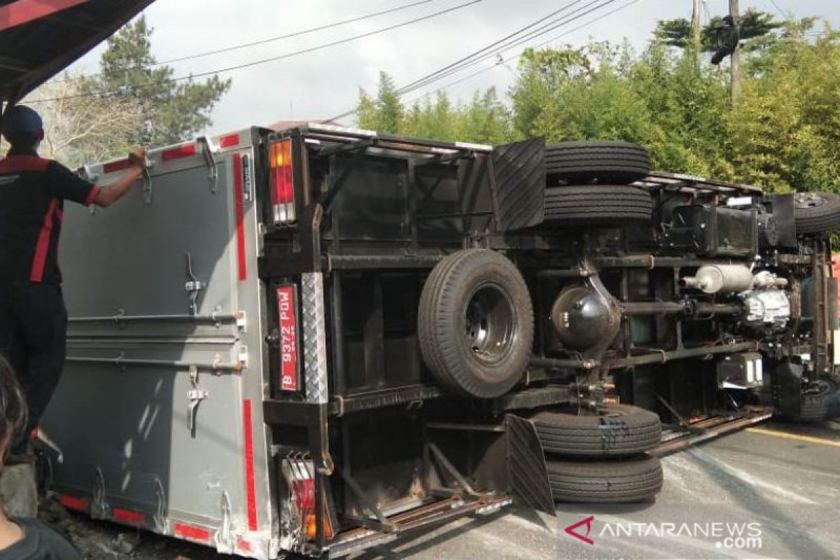 Truk bermuatan beras bantuan kecelakaan