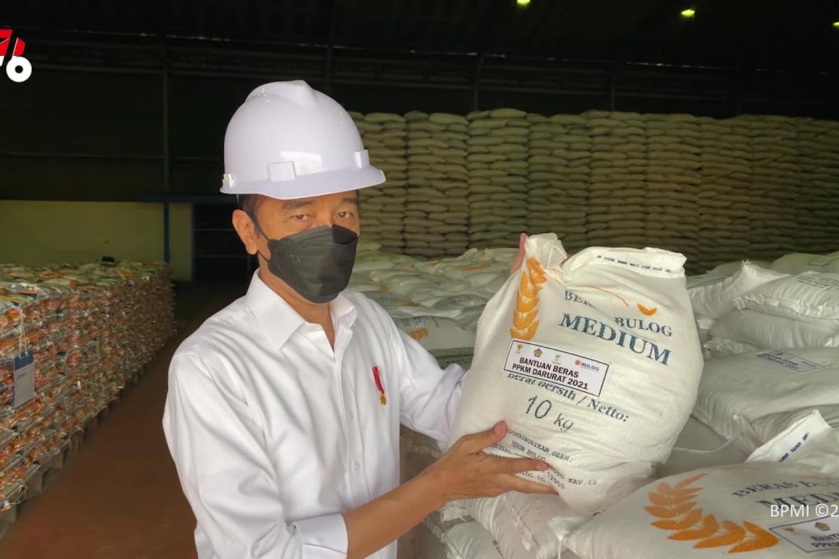 Presiden Jokowi cek stok beras di gudang Bulog Jakarta Utara