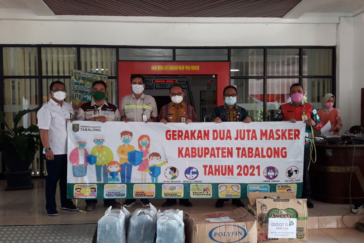 Adaro dan mitra kerja serahkan bantuan 4.500 masker