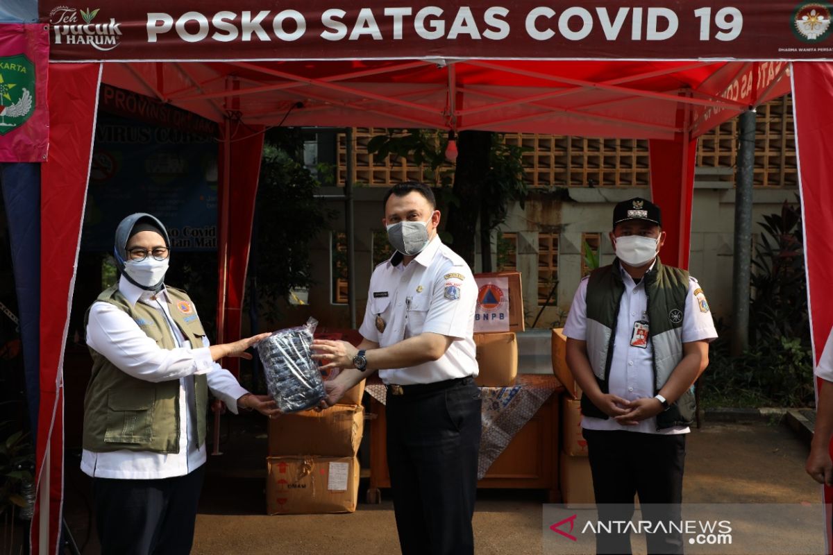 Optimalkan posko PPKM, BNPB bagikan masker di Kecamatan Matraman