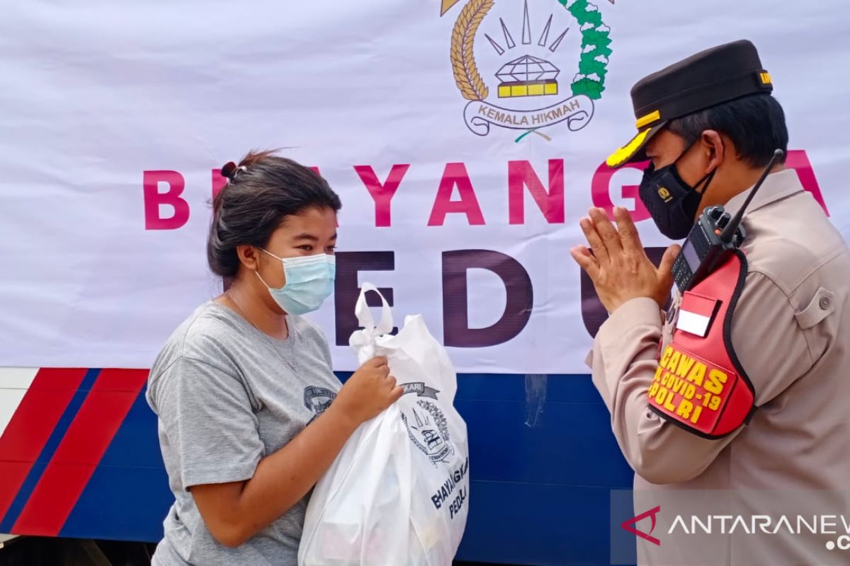 Ditlantas Polda Metro bagikan paket sembako jelang HUT Korlantas