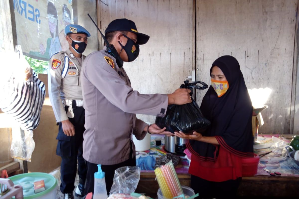 Bantu pedagang kecil terdampak Covid-19, Polsek Sekotong salurkan bantuan sembako