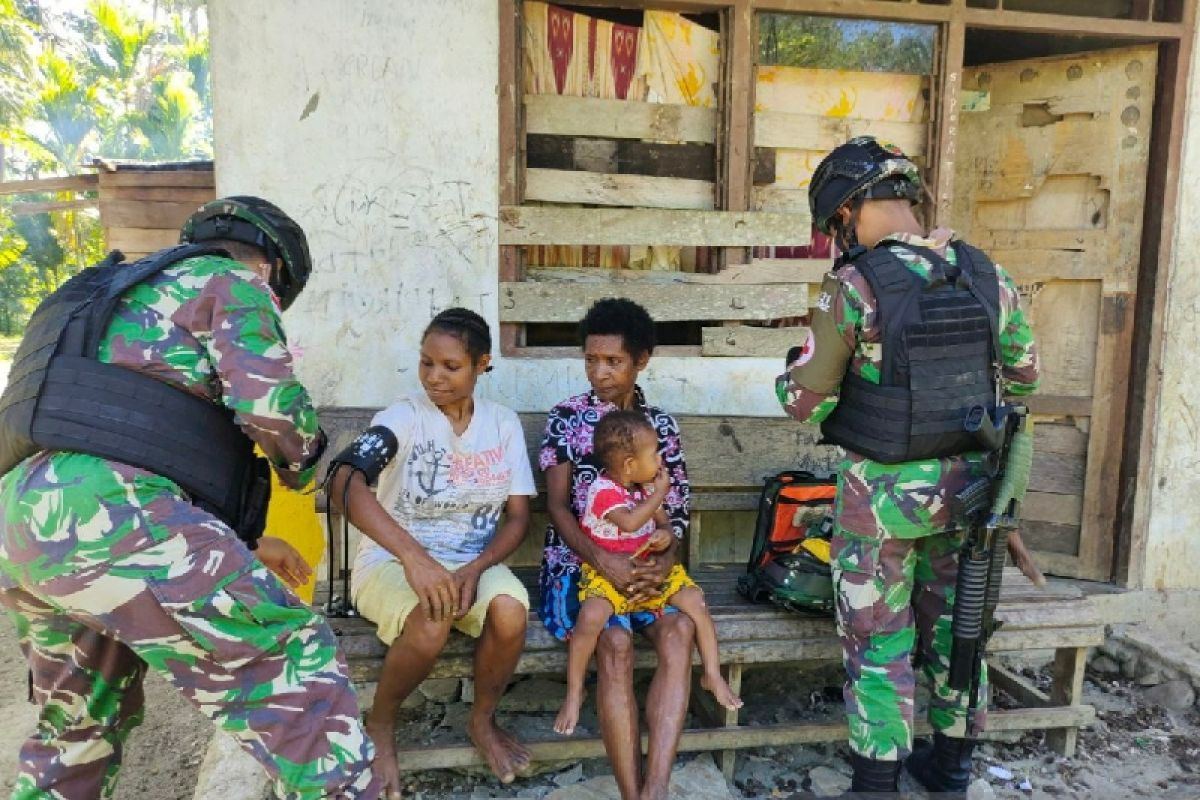 Satgas TNI Yonif 131 beri layanan kesehatan warga Papua di perbatasan