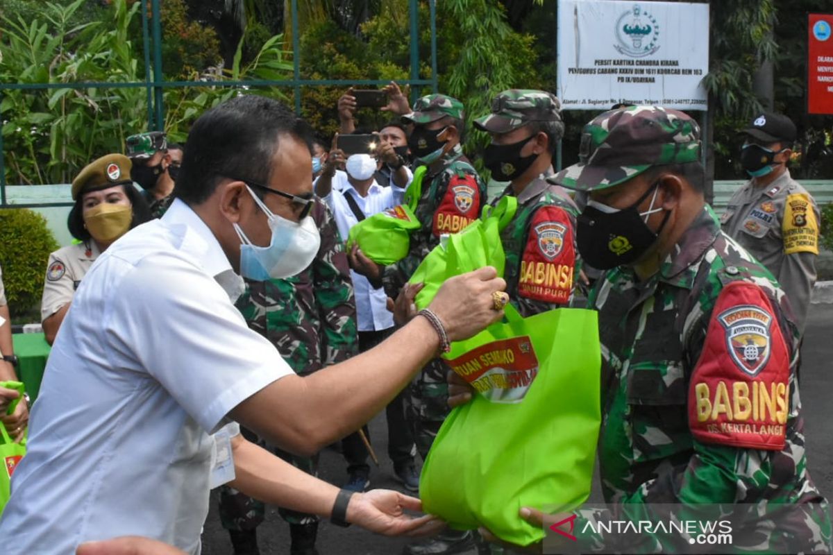 Pemkot Denpasar apresiasi TNI/Polri salurkan sembako ke masyarakat