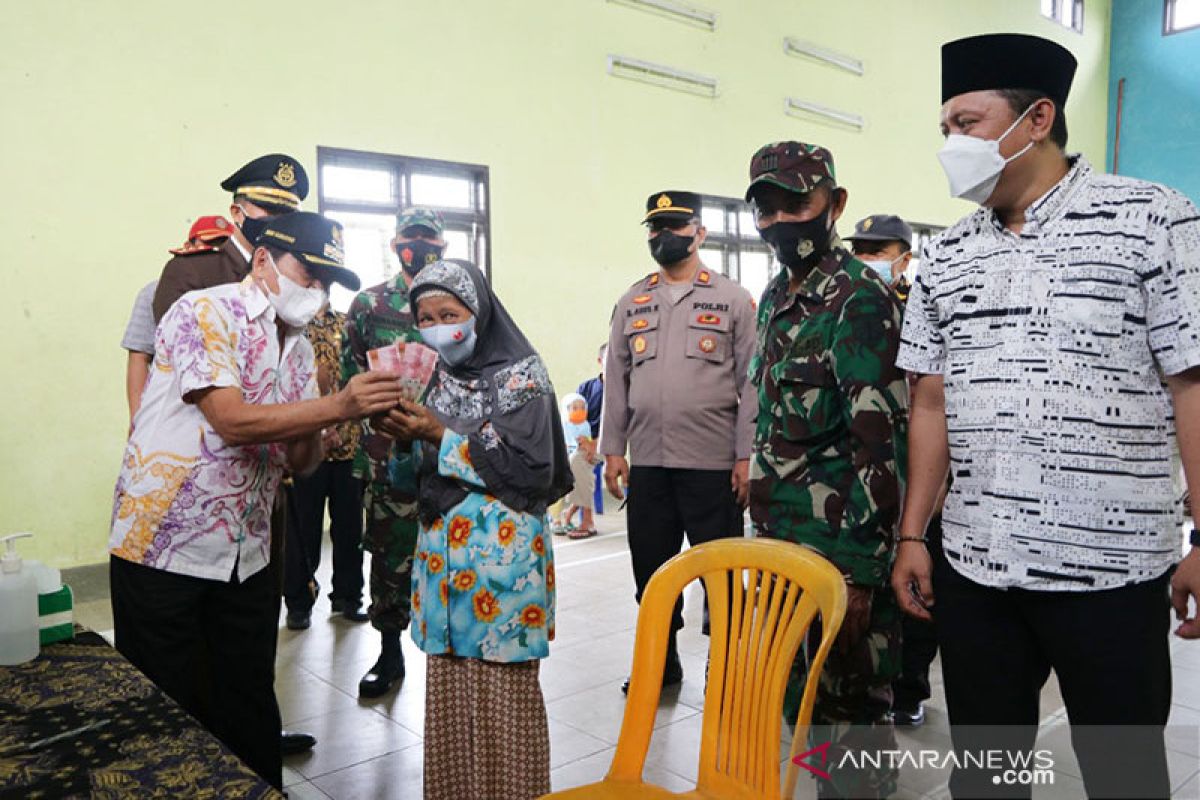 Pemkab Banjarnegara salurkan bantuan jaring pengaman sosial