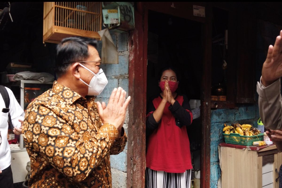 Moeldoko blusukan bagikan masker kepada warga Jakarta
