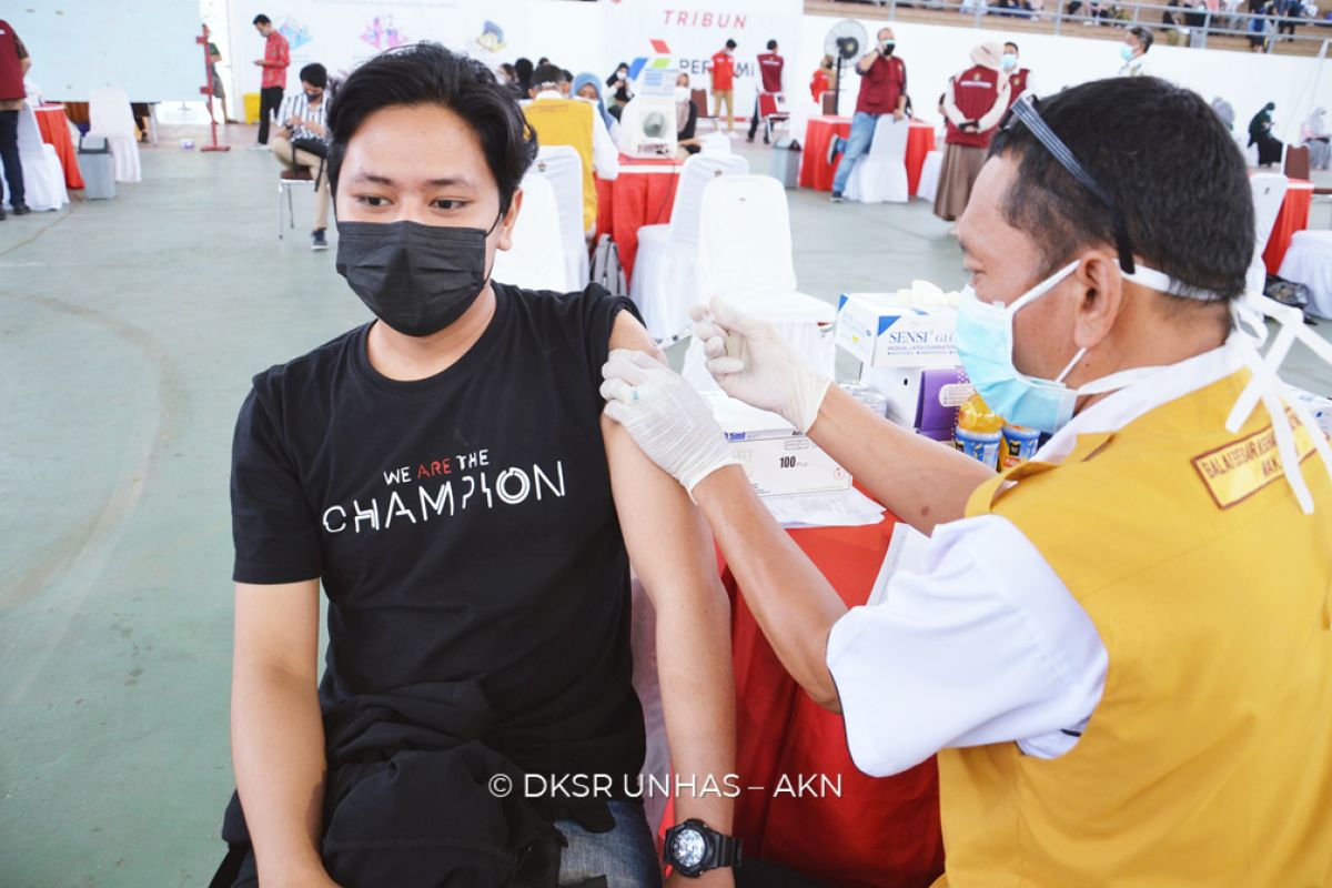 Mahasiswa dan alumnus Unhas antusias ikuti vaksinasi massal gelombang kedua