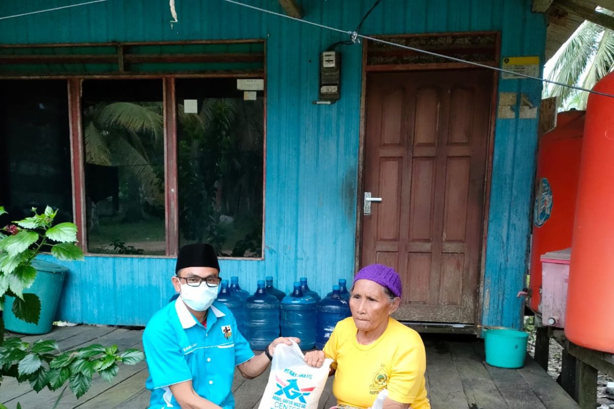 KNPI PPU Kaltim bagikan daging dan beras  ke rumah warga