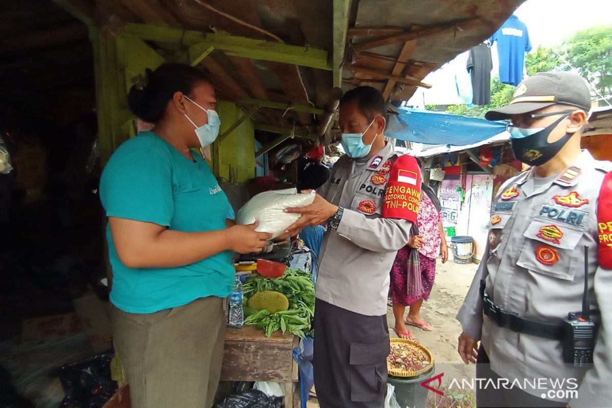 Warga Tebet yang terdampak COVID-19 terima bantuan