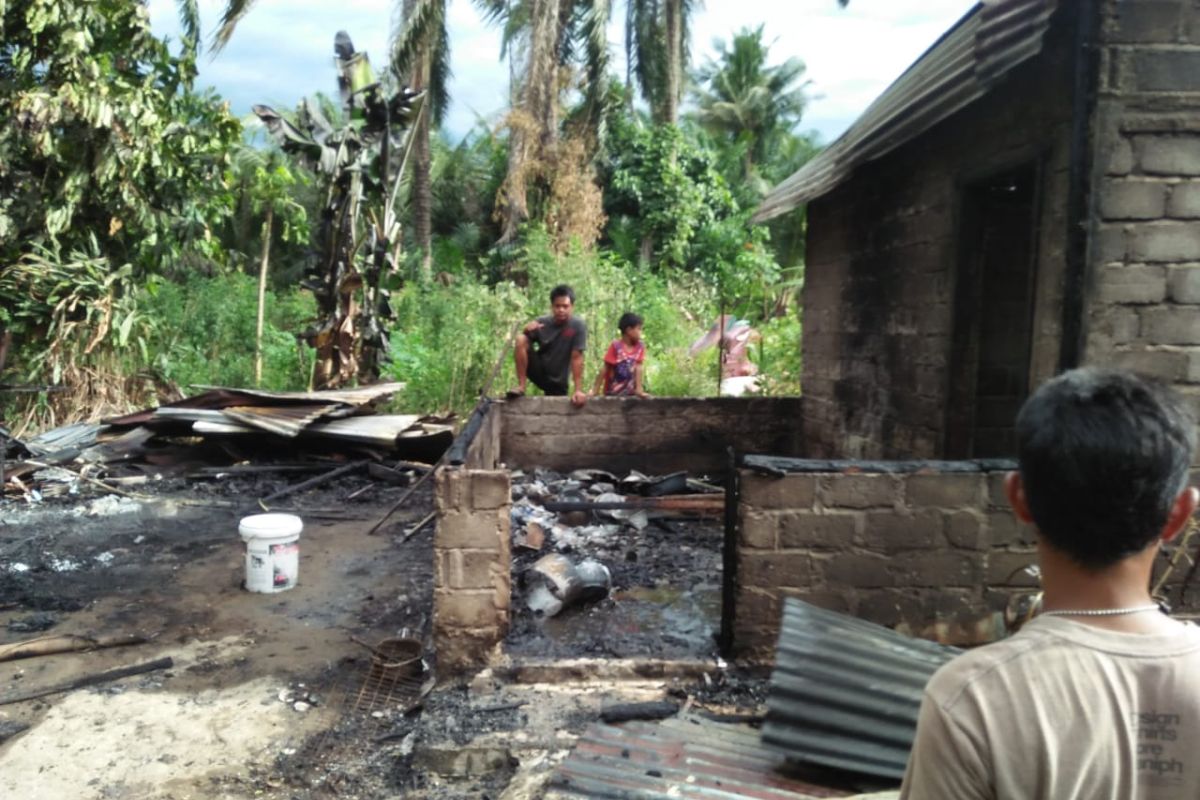 Satu rumah di Selesai Langkat hangus terbakar