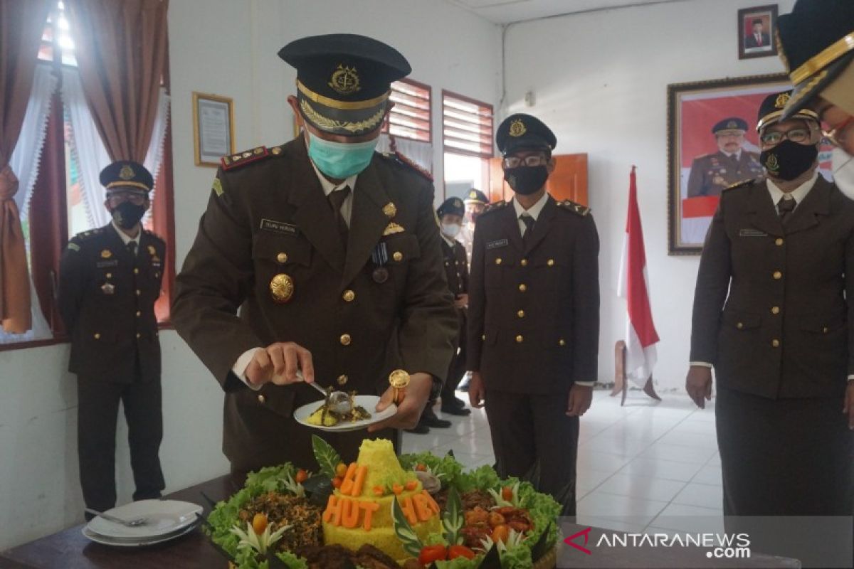 Kajari Palas potong nasi tumpeng peringatan HBA ke -61