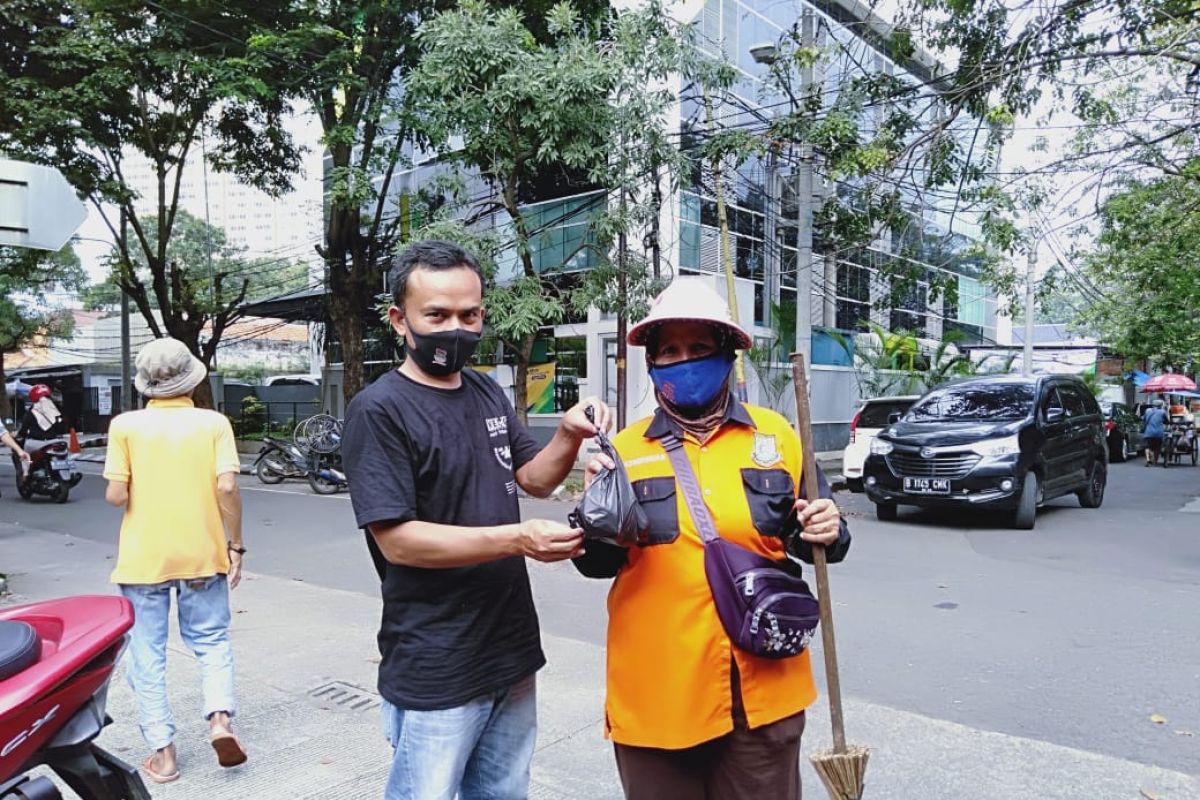 PWI Tangerang bagikan daging kurban ke warga terdampak COVID