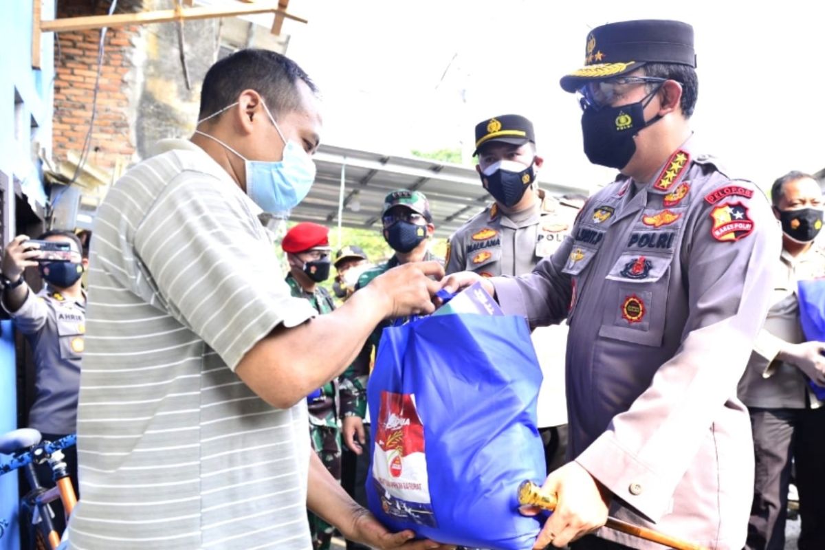 Panglima TNI dan Kapolri Sosialisasi Vaksin Keliling dan Serahkan Langsung Bansos ke Warga Jakarta