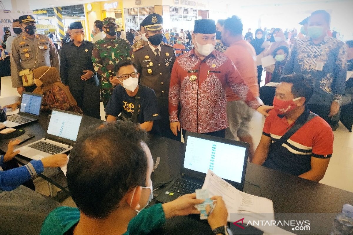 Ratusan warga antusias ikuti vaksinasi massal digagas Kejari Kotim