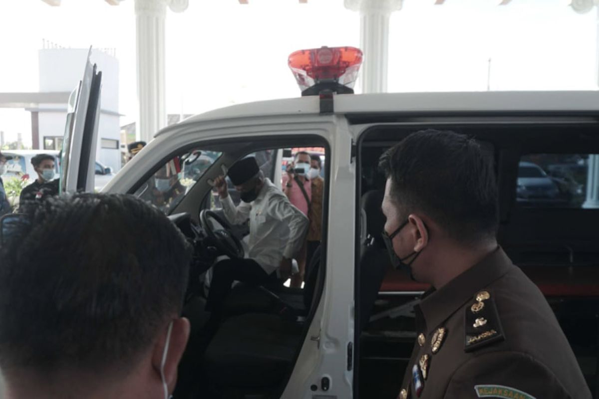 Kejaksaan bantu satu unit ambulans untuk percepatan penangan COVID-19