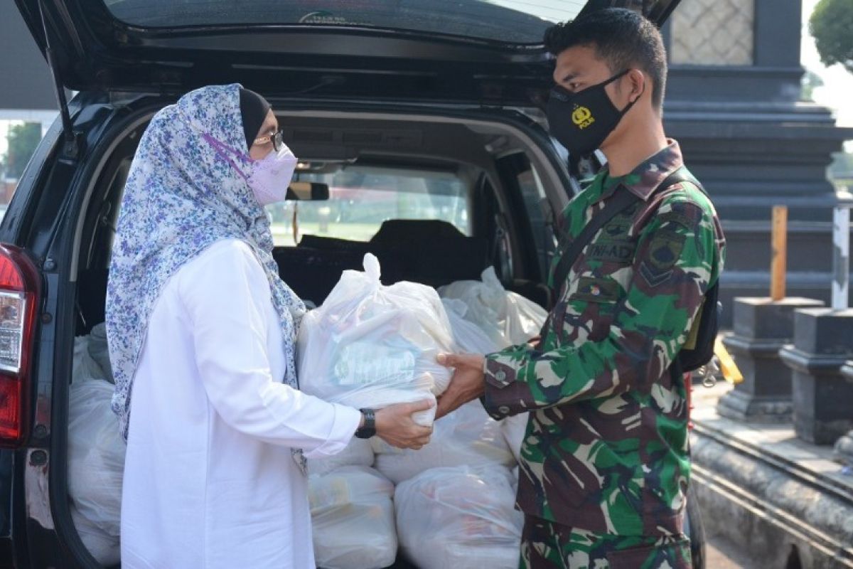 Pemkab dan Polres Batang bagikan sembako kepada warga isoman