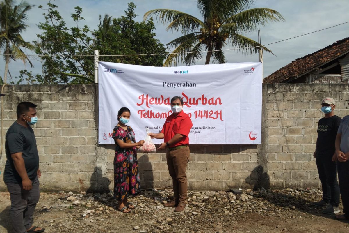 Telkom Witel Lampung bagikan daging kurban kepada masyarakat Jati Agung