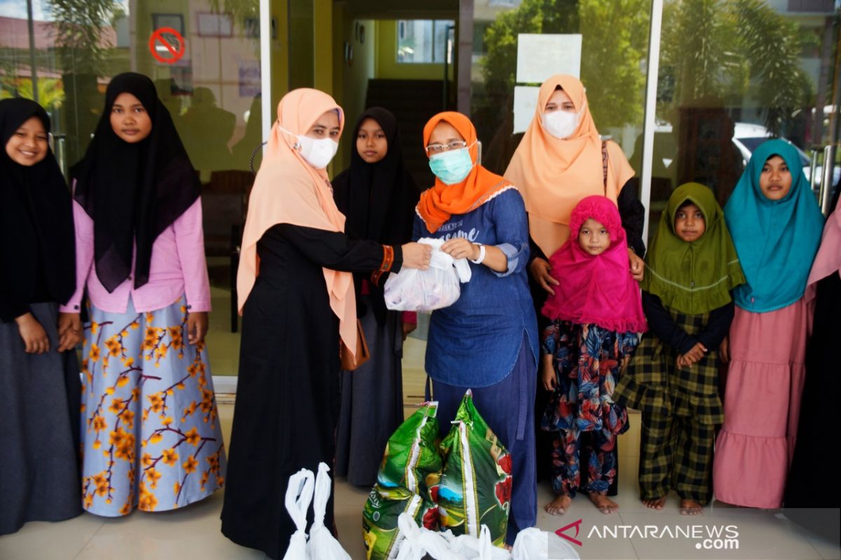 Kemenag Aceh salurkan daging kurban bagi warga terdampak COVID-19