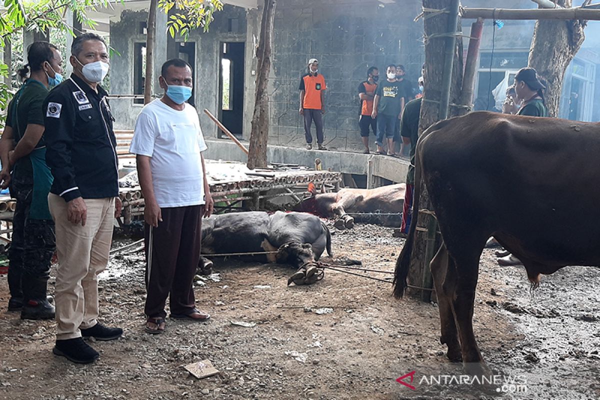 TNI/Polri dan Baanar Banyumas salurkan bantuan bagi warga terdampak COVID-19