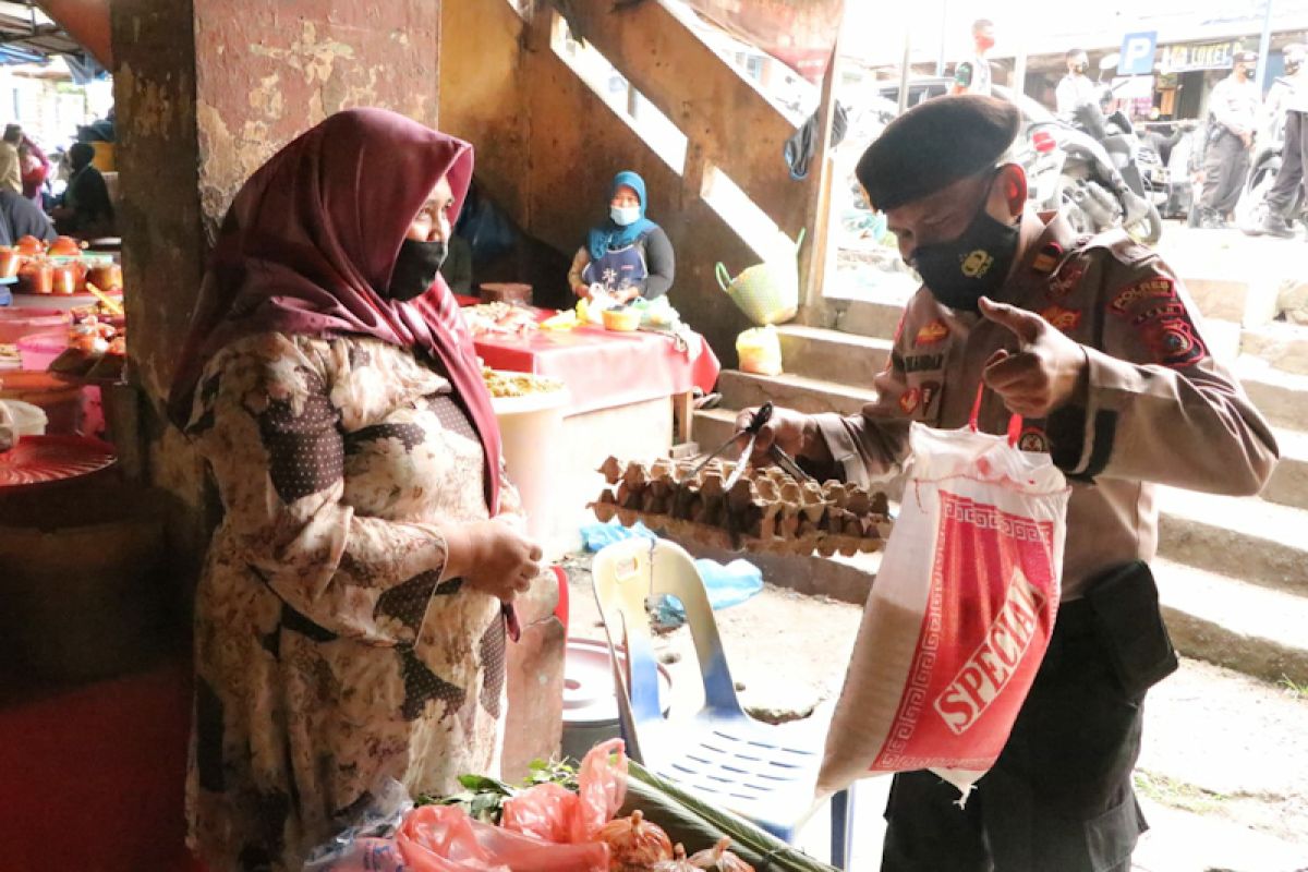 Polisi bantu pedagang kecil, tukang parkir, dan abang becak terdampak COVID-19