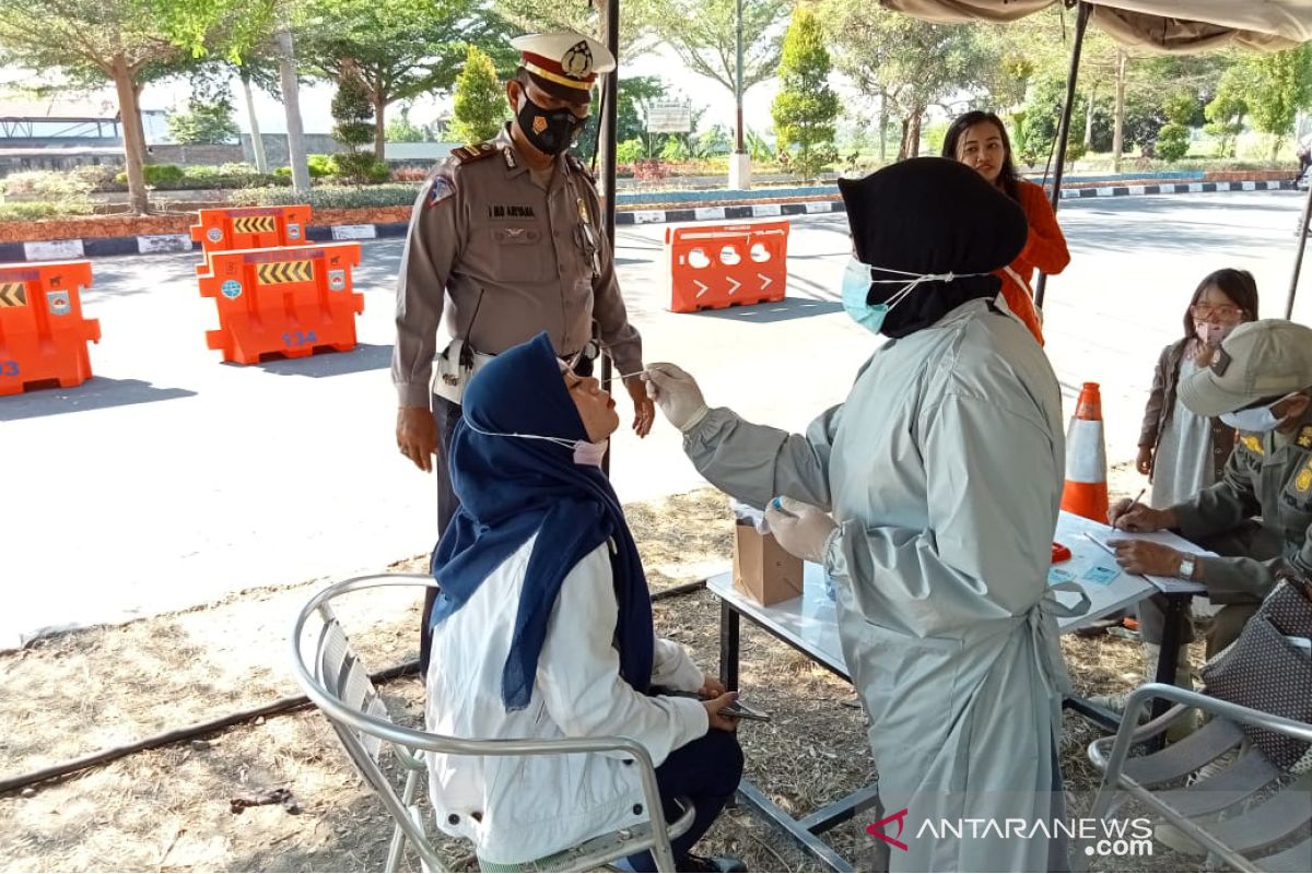 Petugas pos penyekatan Mataram temukan 69 orang positif COVID-19