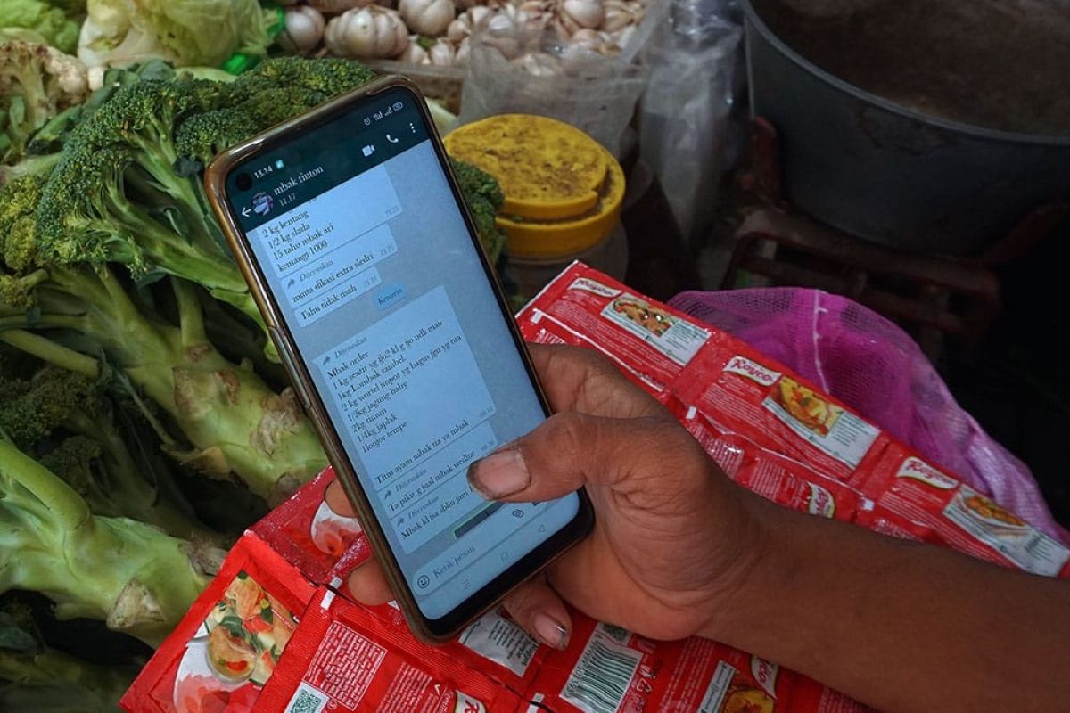 Pedagang pasar tradisional  Kediri manfaatkan layanan daring