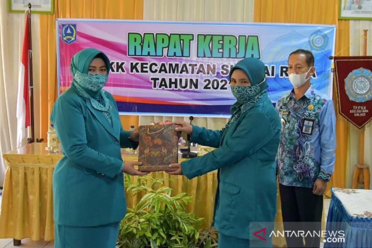 Sri Astuti Syamsuri Arsyad berikan arahan di raker PKK Sungai Raya