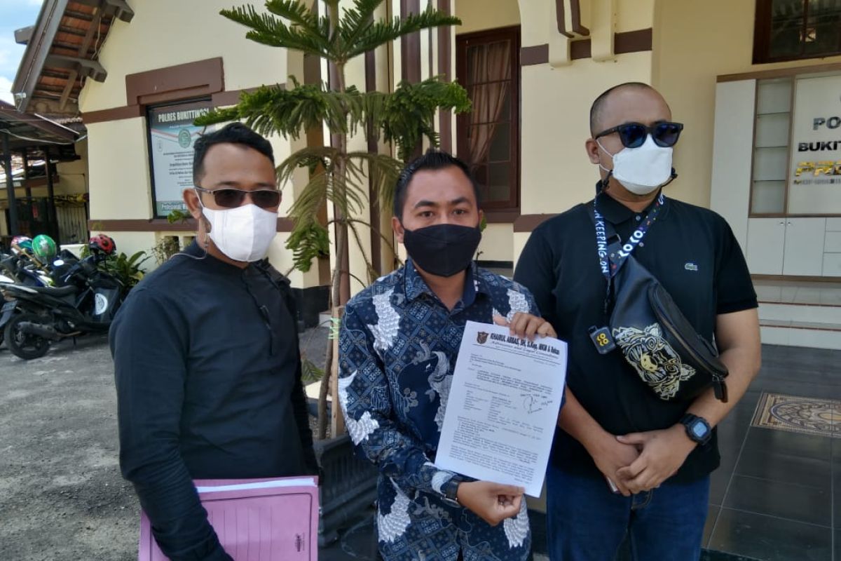 Kuasa hukum keluarga Erman Safar memberikan laporan pengaduan ke Polres Bukittinggi