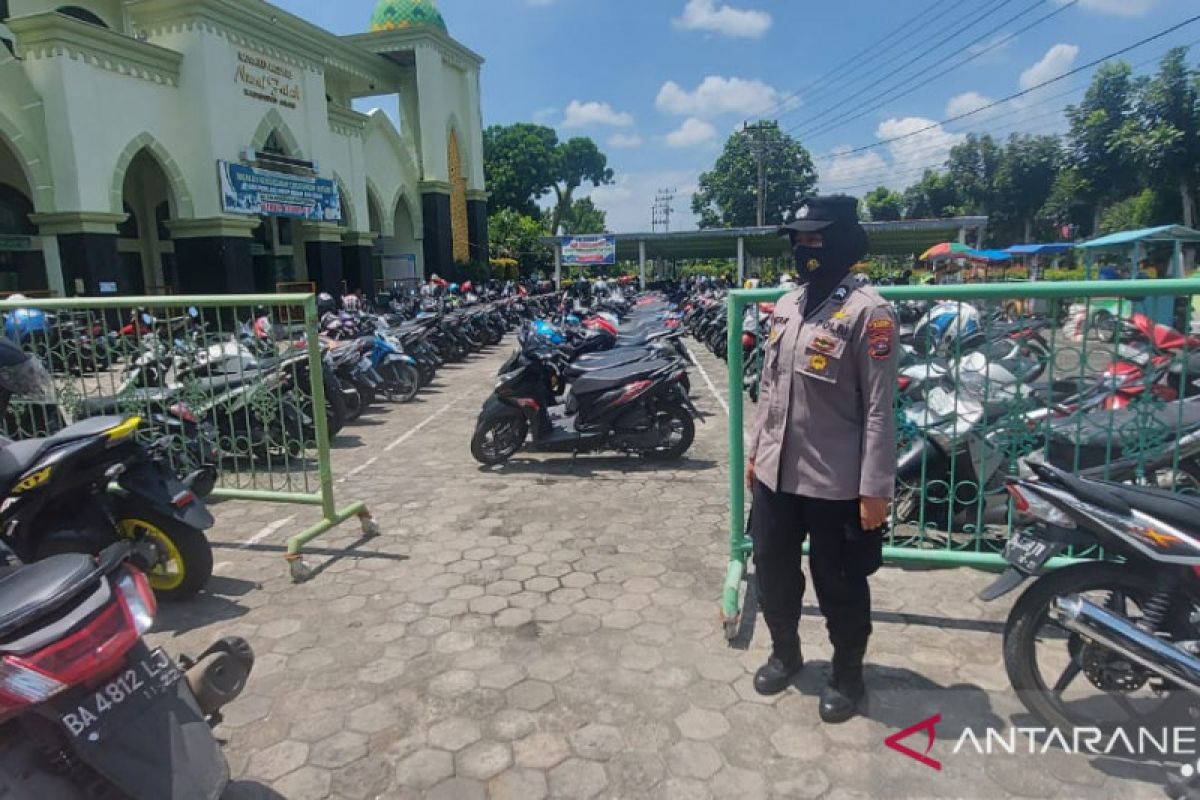 Sejumlah Polwan Polres Agam amankan masjid saat Shalat Jumat cegah Curanmor