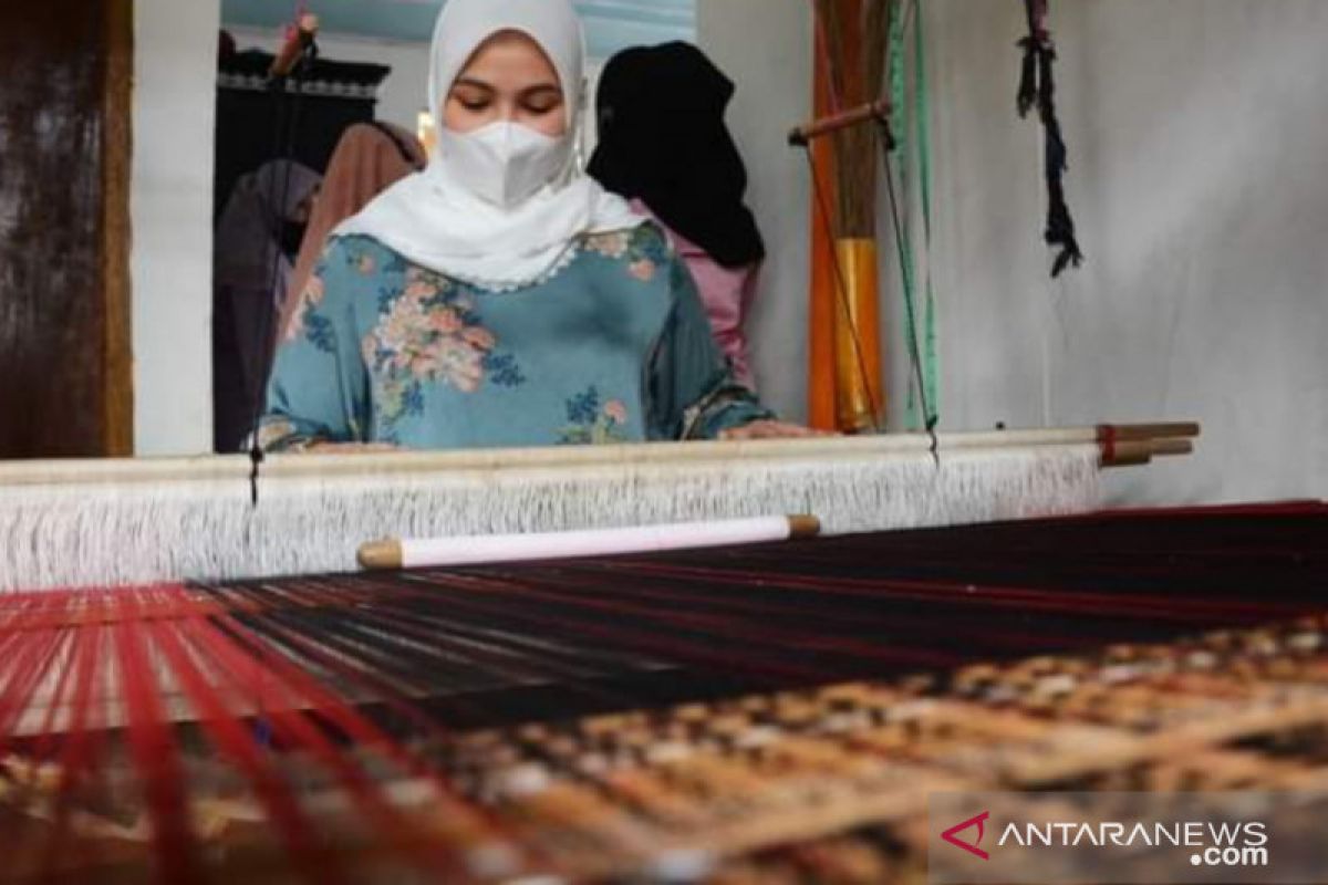 Dekranasda upayakan songket khas Tanah Datar bisa dimiliki semua kalangan