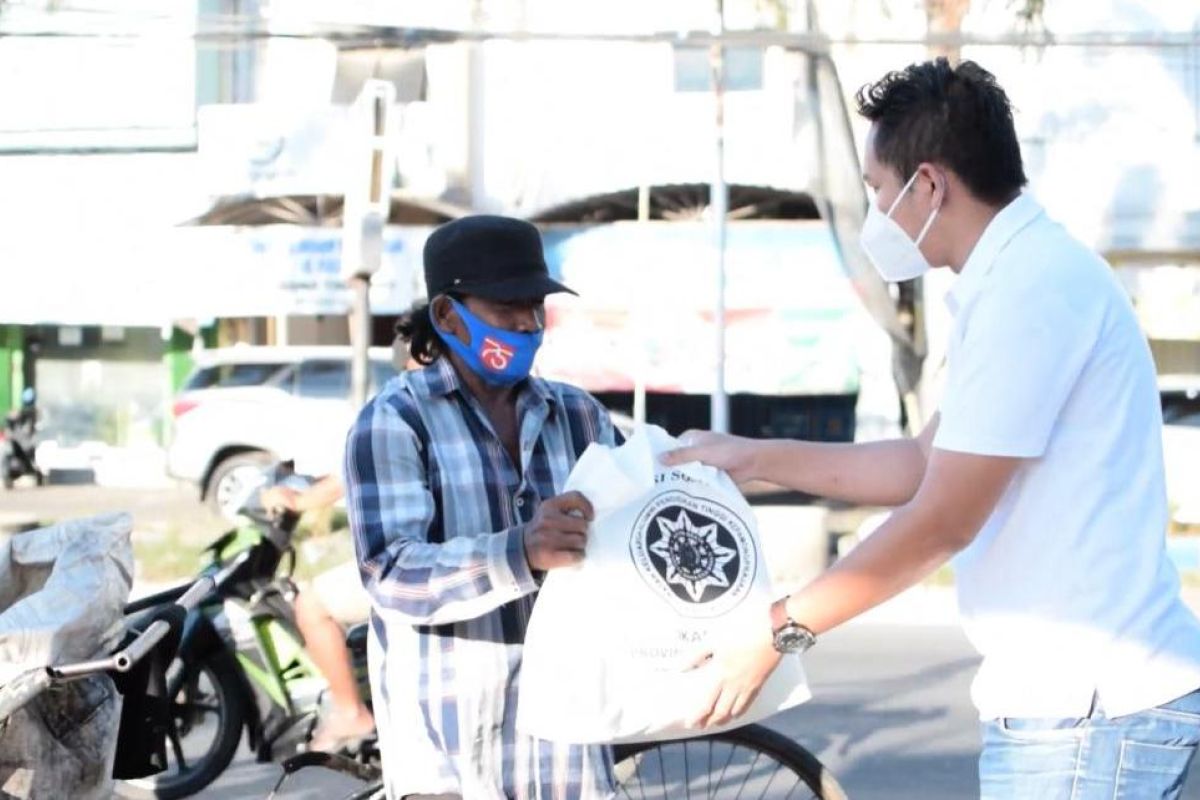 Bantu warga terdampak PPKM, alumni IPDN di Jatim bagi-bagi sembako