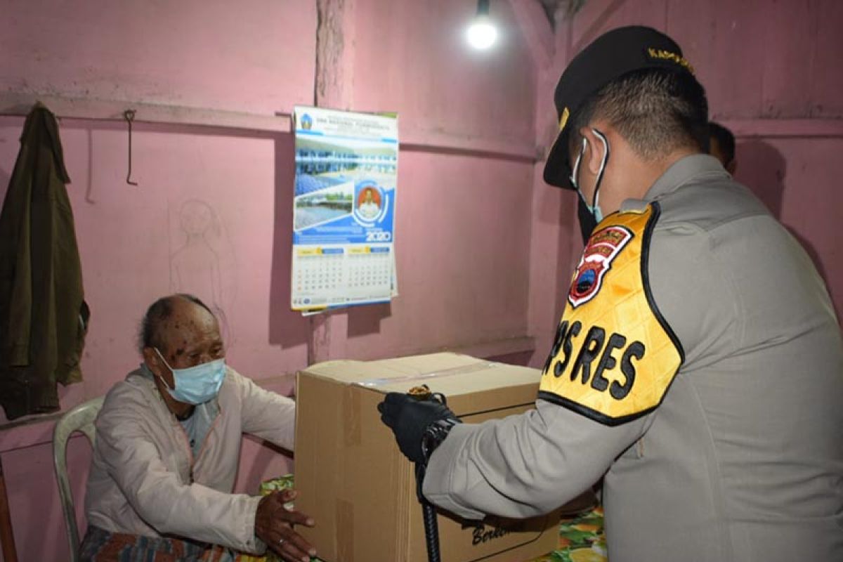 Polres Temanggung beri bantuan paket sembako bagi warga terdampak COVID-19